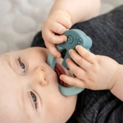 Done By Deer Friends Bijtring Green / Blue 2 Stuks 9 Done By Deer Friends Bijtring Green / Blue 2 Stuks -Kinderspeelgoed 5712643028550 4019102 3 a685