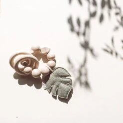 BEZISA Leaves Rammelaar Pistache Green -Kinderspeelgoed 8720618125354 1 05ce