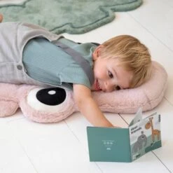 Done By Deer Croco Big Knuffel - Powder -Kinderspeelgoed Done By Deer Croco Big Knuffel Powder 3 cd83