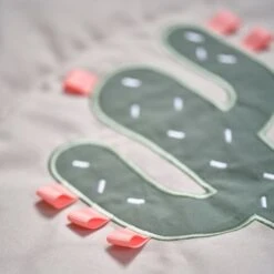 Done By Deer Deer Friends Speelkleed Sand -Kinderspeelgoed done by deer deer friends speelkleed sand 4 351b