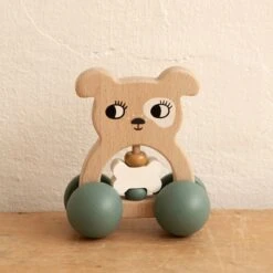 Roommate Dog Houten Rammelaar -Kinderspeelgoed roommate dog houten rammelaar 4 0668