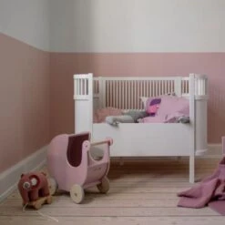 Sebra Houten Poppenwagen Blossom Pink 7 Sebra Houten Poppenwagen Blossom Pink -Kinderspeelgoed sebra houten poppenwagen blossom pink 3 41f6